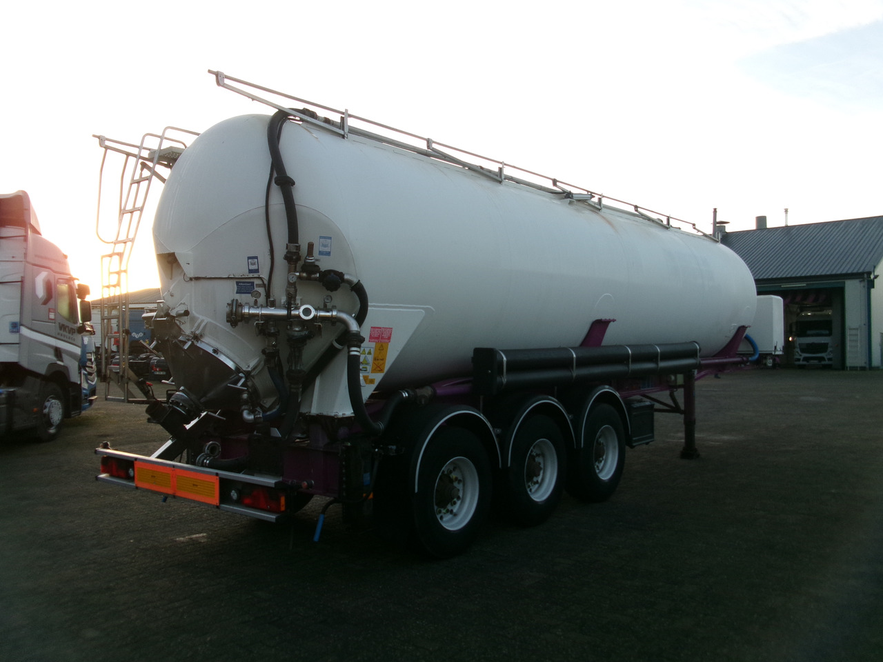 Semirremolque cisterna para transporte de harina Feldbinder Powder tank alu 42 m3 (tipping) + engine/compressor: foto 4