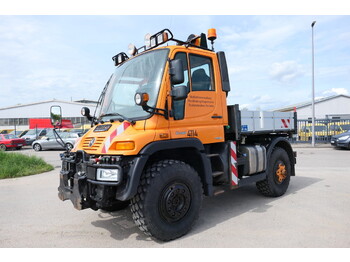 Camión caja abierta UNIMOG U400