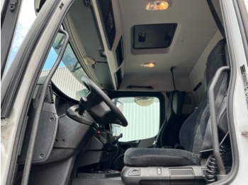 Foto del interior 1: Camión lona Mercedes-Benz Antos 1840 L 4x2 Antos 1840 L 4x2, Aufnahme für Mitnahmestapler