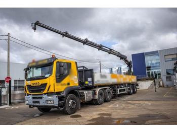 Camión caja abierta IVECO Trakker