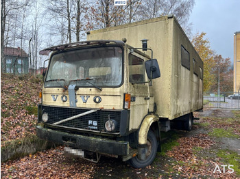 Camión caja cerrada VOLVO