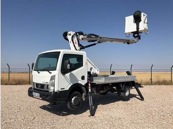 Camión con plataforma elevadora NISSAN