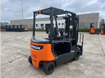 Carretilla elevadora eléctrica Doosan B30X-7 PLUS: foto 3