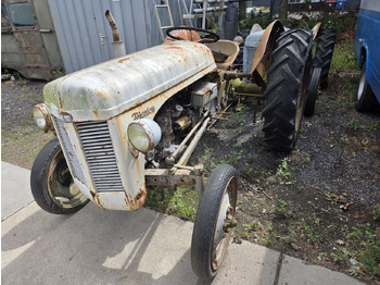 Tractor MASSEY FERGUSON