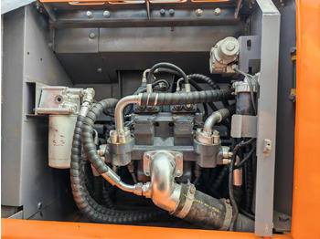 Excavadora de cadenas HITACHI ZX200: foto 5