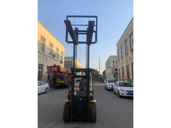 Carretilla elevadora diésel TCM FD30 Forklift: foto 5