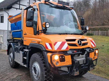 Máquina quitanieve UNIMOG