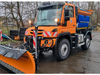 Máquina quitanieve UNIMOG