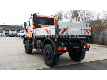 Camión volquete UNIMOG U300