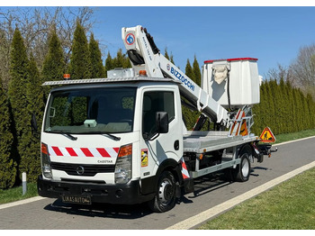 Camión con plataforma elevadora NISSAN