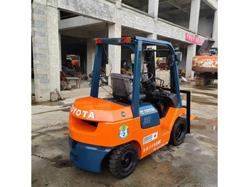 Carretilla elevadora diésel TOYOTA 62-7FD30: foto 3