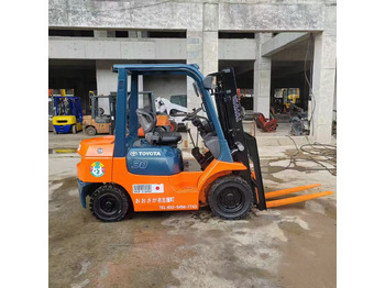 Carretilla elevadora diésel TOYOTA 62-7FD30: foto 2