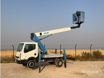 Camión con plataforma elevadora NISSAN