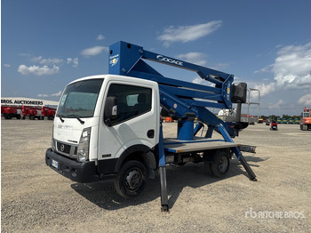 Camión con plataforma elevadora NISSAN