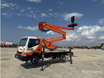 Camión con plataforma elevadora NISSAN