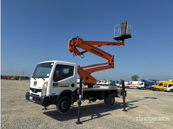Camión con plataforma elevadora NISSAN