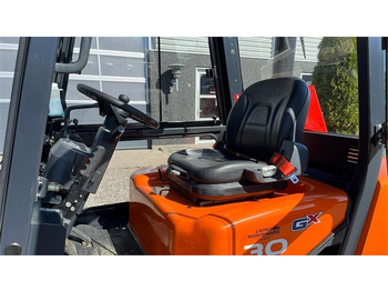 Carretilla elevadora diésel Doosan D30 G med kabine og KUN 57 TIMER FRA NY, MED TIME: foto 4