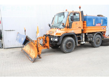 Máquina quitanieve UNIMOG U400