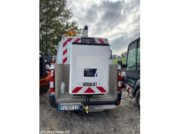 Camión con plataforma elevadora RENAULT Master