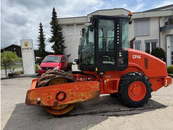 Compactador CATERPILLAR