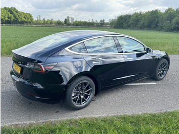 Sedan Tesla Model 3: foto 4