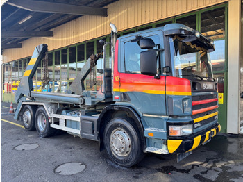 Camión portacontenedor de cadenas SCANIA P124