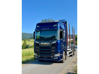 Camión forestal SCANIA