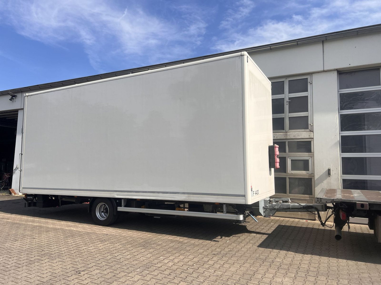 Ackermann 1 Achs Kofferanhänger mit Ladebordwand 10,5 t G - Remolque caja cerrada: foto 3 Ackermann 1 Achs Kofferanhänger mit Ladebordwand 10,5 t G - Remolque caja cerrada: foto 3