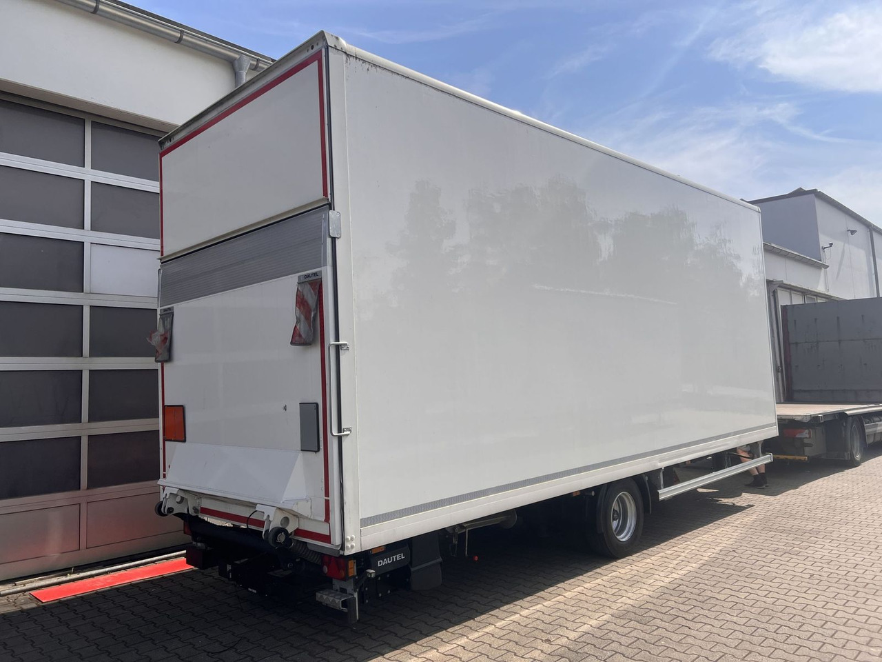 Ackermann 1 Achs Kofferanhänger mit Ladebordwand 10,5 t G - Remolque caja cerrada: foto 1 Ackermann 1 Achs Kofferanhänger mit Ladebordwand 10,5 t G - Remolque caja cerrada: foto 1