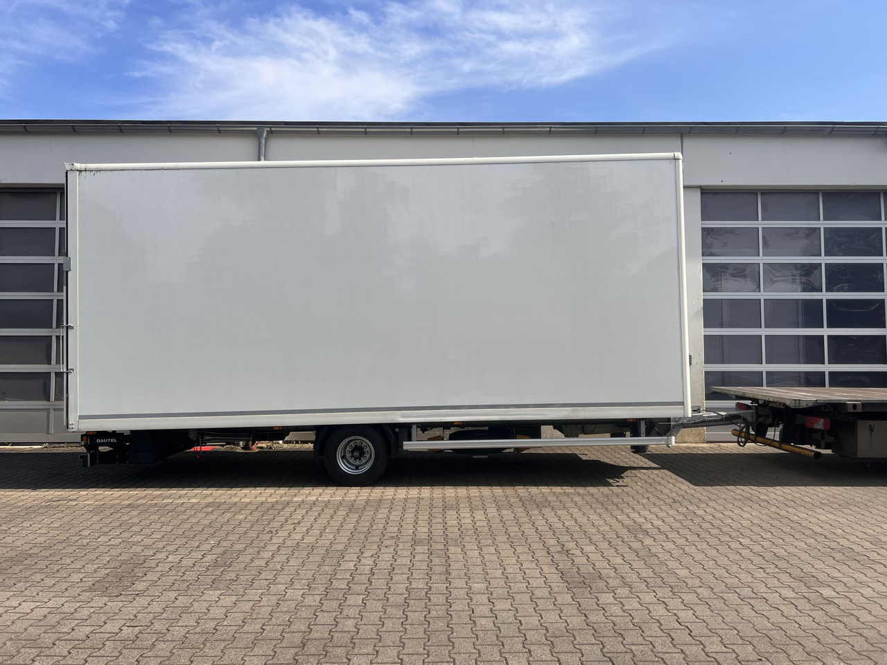Ackermann Z-KA-F10.5/7,5 1 Achs Kofferanhänger mit Ladebordwand 10,5 t GG - Remolque caja cerrada: foto 4 Ackermann Z-KA-F10.5/7,5 1 Achs Kofferanhänger mit Ladebordwand 10,5 t GG - Remolque caja cerrada: foto 4