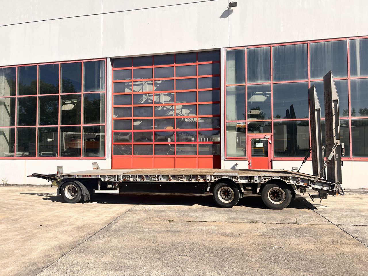 Kögel AT 30  3 Achs Tieflader 8,5 m - Remolque góndola rebajadas: foto 1 Kögel AT 30  3 Achs Tieflader 8,5 m - Remolque góndola rebajadas: foto 1