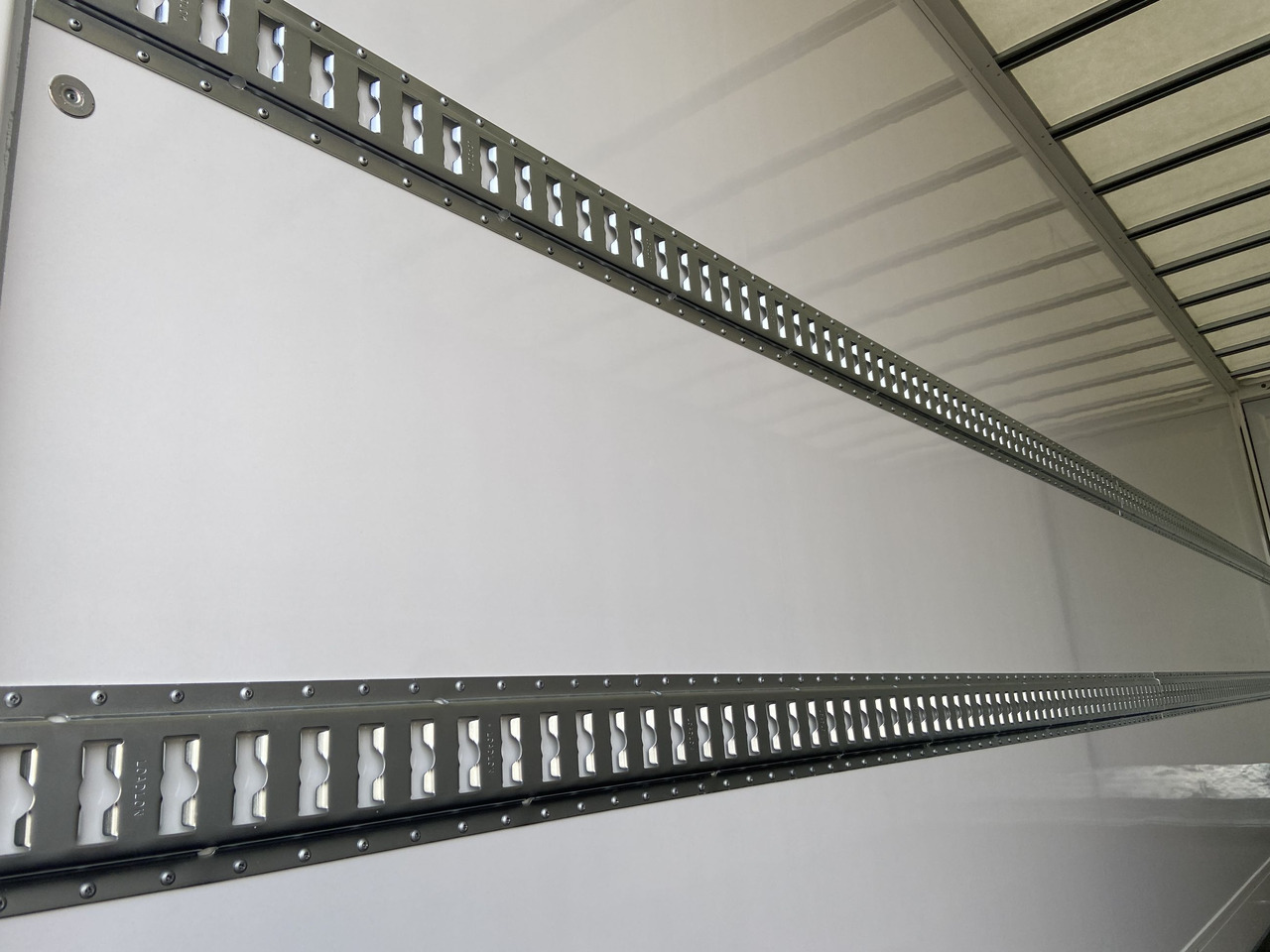 Möslein TKO 105 D 6m weiß Tandem- Koffer, Durchladbar, -- Neufahrzeug -- - Remolque caja cerrada: foto 4 Möslein TKO 105 D 6m weiß Tandem- Koffer, Durchladbar, -- Neufahrzeug -- - Remolque caja cerrada: foto 4