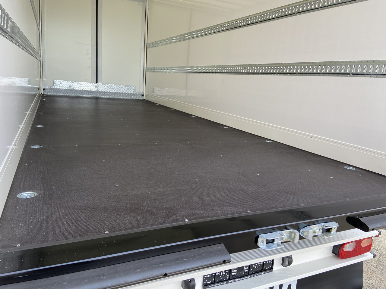 Möslein TKO 105 D 7m weiß Tandem- Koffer, Durchladbar, -- Neufahrzeug -- - Remolque caja cerrada: foto 4 Möslein TKO 105 D 7m weiß Tandem- Koffer, Durchladbar, -- Neufahrzeug -- - Remolque caja cerrada: foto 4