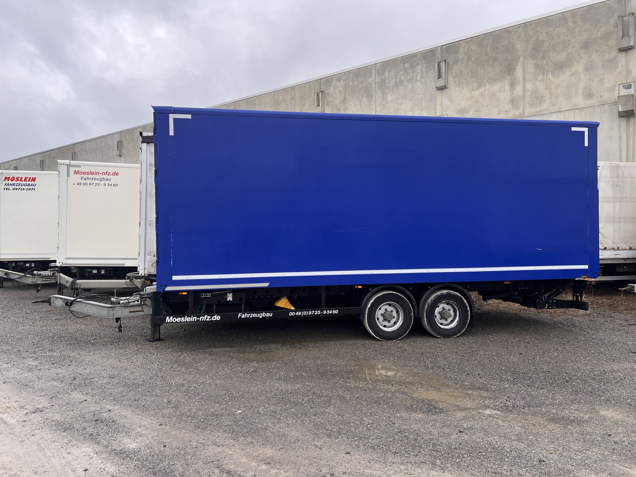 Möslein TKO 105 DL Schwebheim Tandem Koffer, Ladebordwand + Durchladbar, Wenig Benutzt - Remolque caja cerrada: foto 1 Möslein TKO 105 DL Schwebheim Tandem Koffer, Ladebordwand + Durchladbar, Wenig Benutzt - Remolque caja cerrada: foto 1