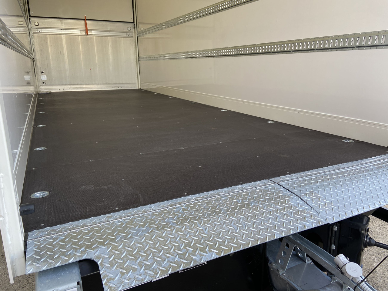 Remolque caja cerrada nuevo Möslein TKO105 D-L 7 m  Tandem Koffer, Ladebordwand 1,5 t + DurchladbarNeufahrzeug --: foto 6