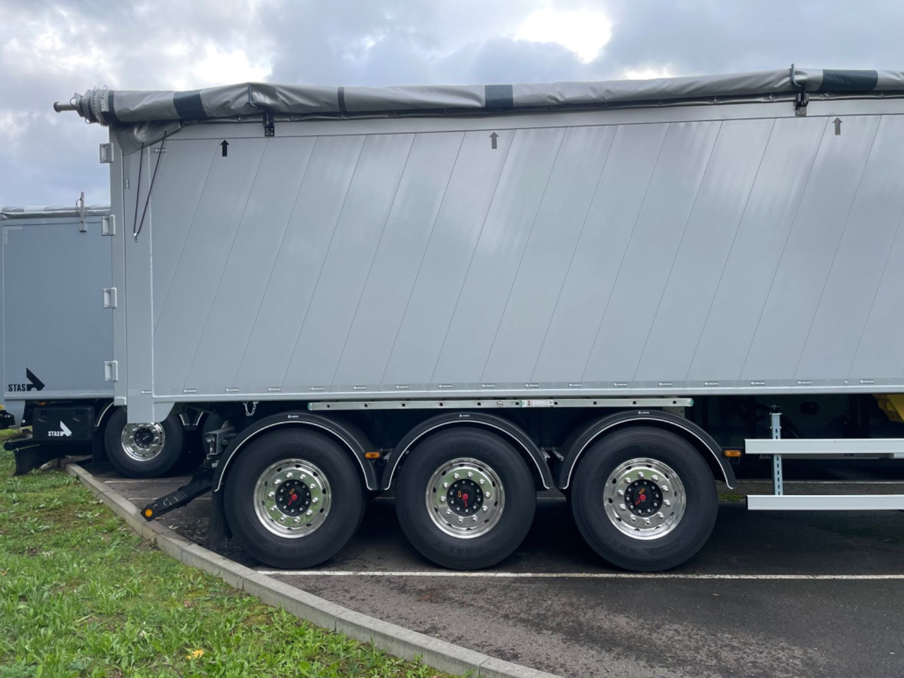 Wielton Bulk Master 51 cbm 3-Achs Alukipper Wielton Bulk Master 51 cbm 3-Achs Alukipper - Semirremolque volquete: foto 4 Wielton Bulk Master 51 cbm 3-Achs Alukipper Wielton Bulk Master 51 cbm 3-Achs Alukipper - Semirremolque volquete: foto 4