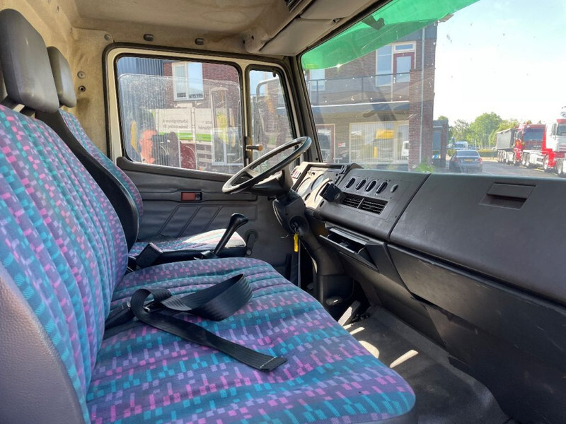Foto del interior 1: Camión portavehículos Mercedes-Benz Ecoliner 817 tijhof oprijwagen 1993