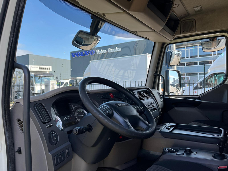 Foto del interior 1: Camión caja cerrada DAF LF 210, 4x2, Euro 6, Airco, Nav