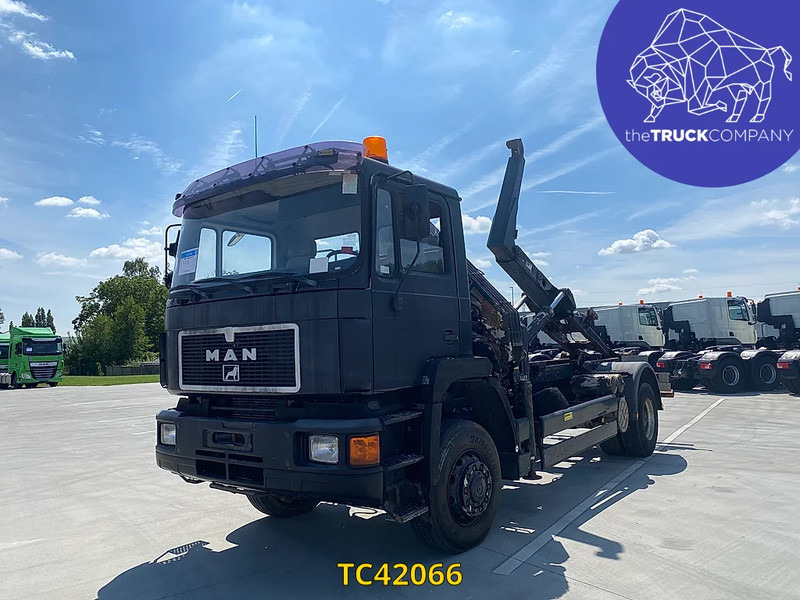 MAN F 2000 19.272 - Camión portacontenedore/ Intercambiable: foto 1 MAN F 2000 19.272 - Camión portacontenedore/ Intercambiable: foto 1