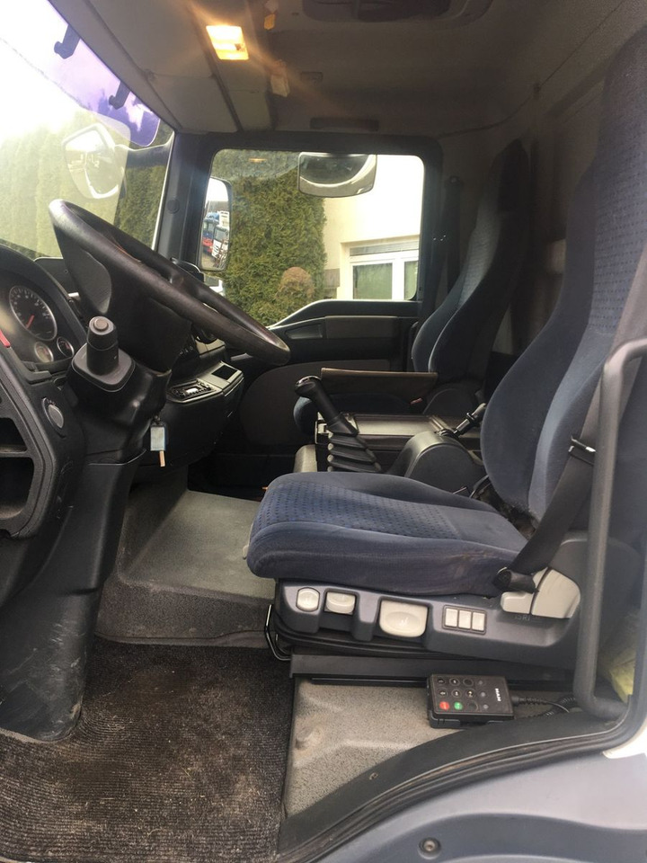 MAN 12.210 Erst 302000 km - Camión lona: foto 4 MAN 12.210 Erst 302000 km - Camión lona: foto 4