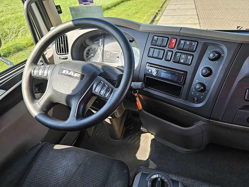 Foto del interior 1: Camión caja cerrada DAF LF 230 11.9T AIRCO LIFT