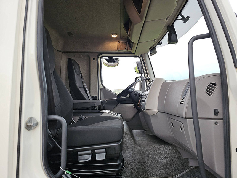 Camión caja cerrada DAF LF 260 16T AIRCO TAILLIFT: foto 7