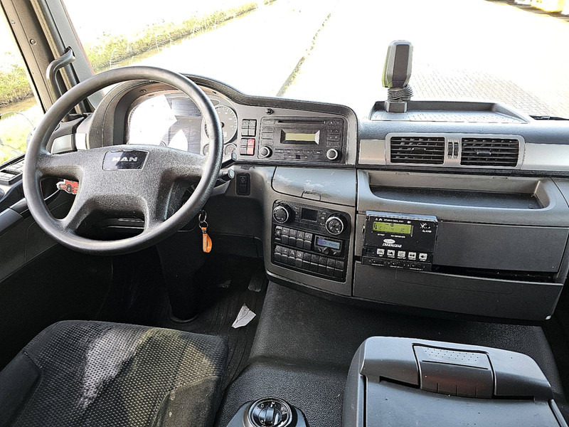 Foto del interior 1: Camión frigorífico MAN 18.250 TGM