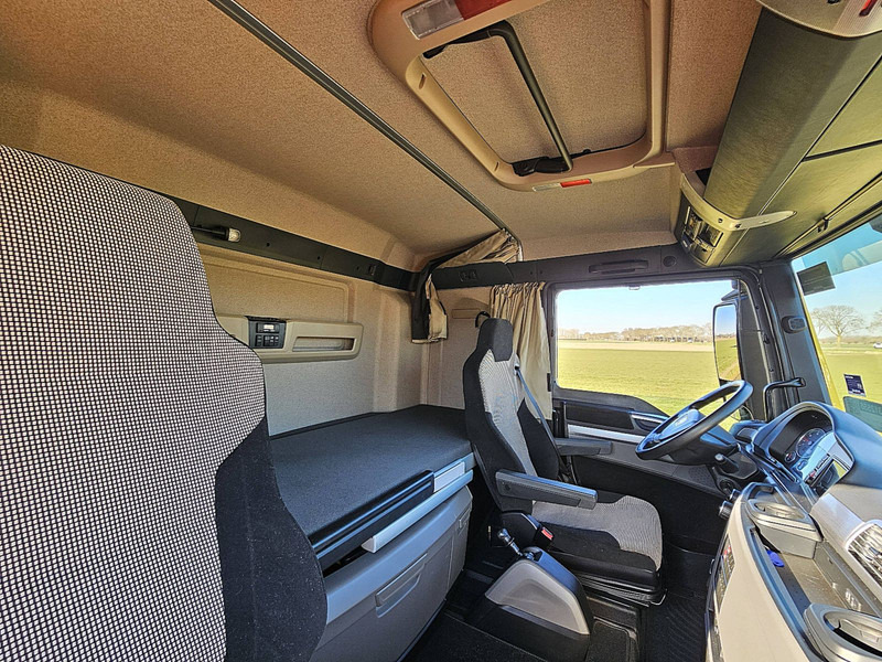 Foto del interior 2: Camión multibasculante MAN 26.460 TGX 6x2-4  SIDE LOADER