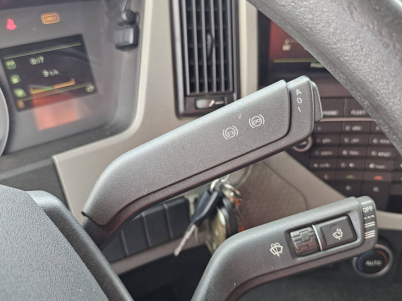 Camión caja cerrada Volvo FM 370 19.5T  DOORS LIFT AC: foto 11