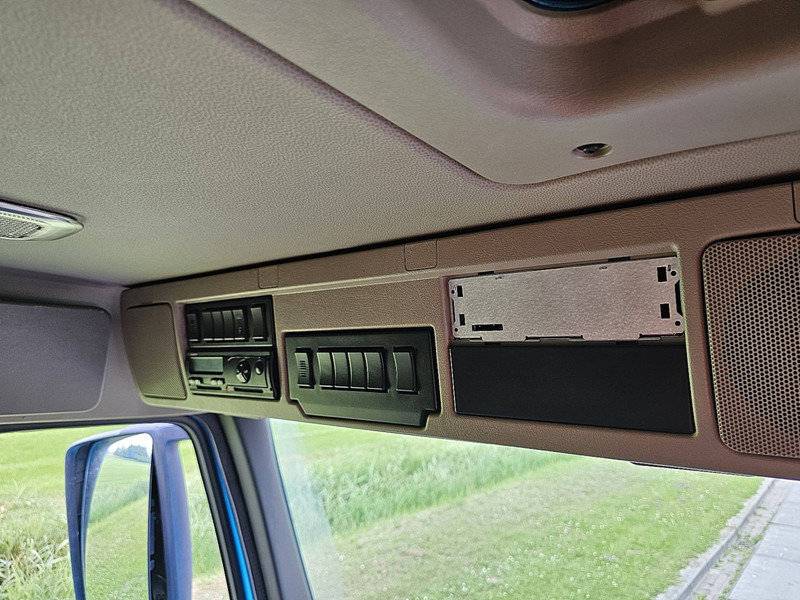 Camión caja cerrada Volvo FM 370 19.5T  DOORS LIFT AC: foto 12