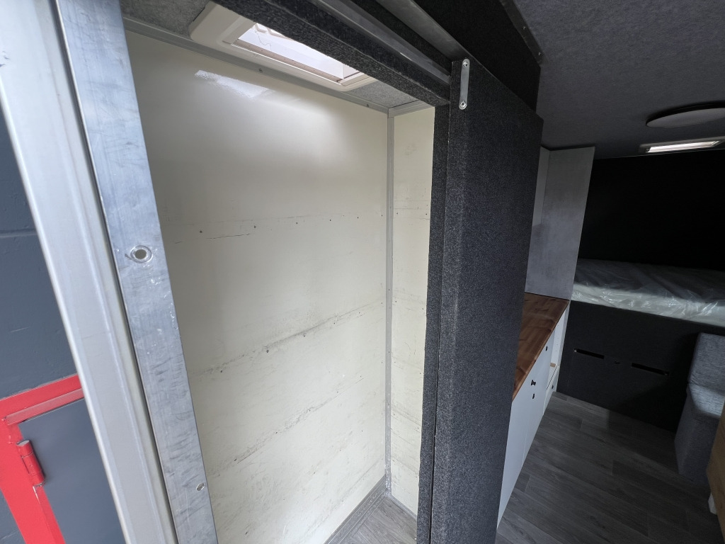 Iveco Daily 35S14 Klima Orig.127'km Küche Doppelbett - Autocaravana: foto 3 Iveco Daily 35S14 Klima Orig.127'km Küche Doppelbett - Autocaravana: foto 3