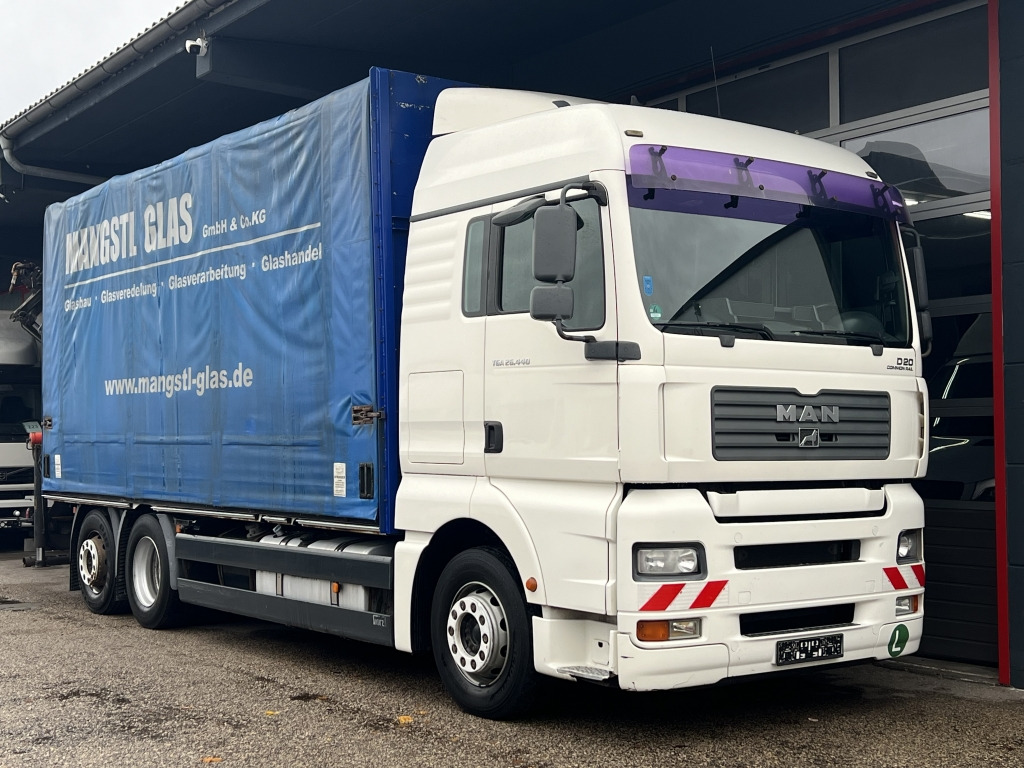 MAN TGA 26.440 6x2 LL Retarder Kran Palfinger 20002 - Camión lona, Camión grúa: foto 1 MAN TGA 26.440 6x2 LL Retarder Kran Palfinger 20002 - Camión lona, Camión grúa: foto 1