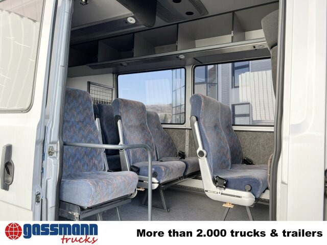 Mercedes-Benz 711 D-KA 4x2, Standklima, 11-Sitze, 2 x on stock - Minibús, Furgoneta de pasajeros: foto 4 Mercedes-Benz 711 D-KA 4x2, Standklima, 11-Sitze, 2 x on stock - Minibús, Furgoneta de pasajeros: foto 4