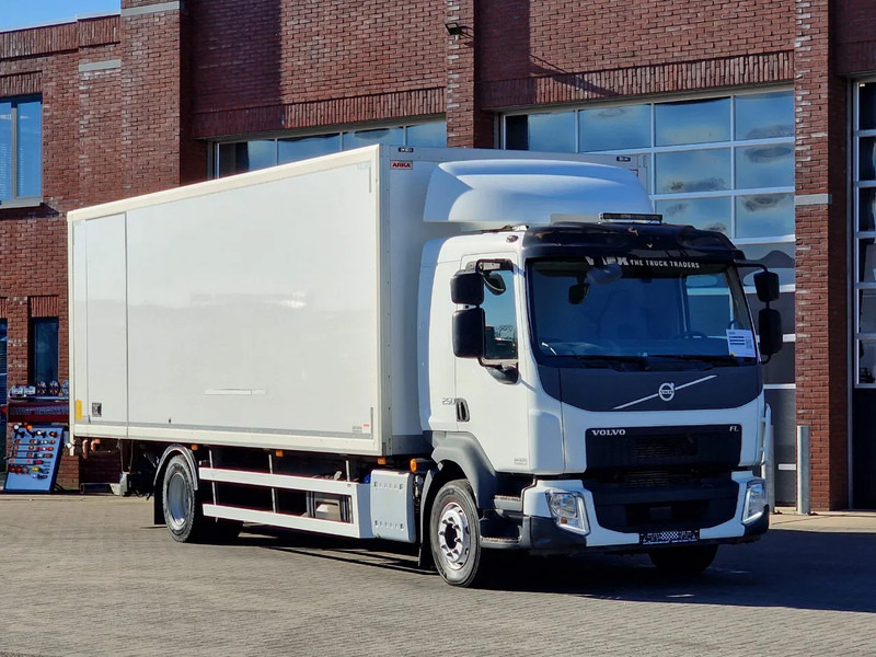 Volvo FL 250 4x2 Box truck, loading lift, 12T - Camión caja cerrada: foto 1 Volvo FL 250 4x2 Box truck, loading lift, 12T - Camión caja cerrada: foto 1